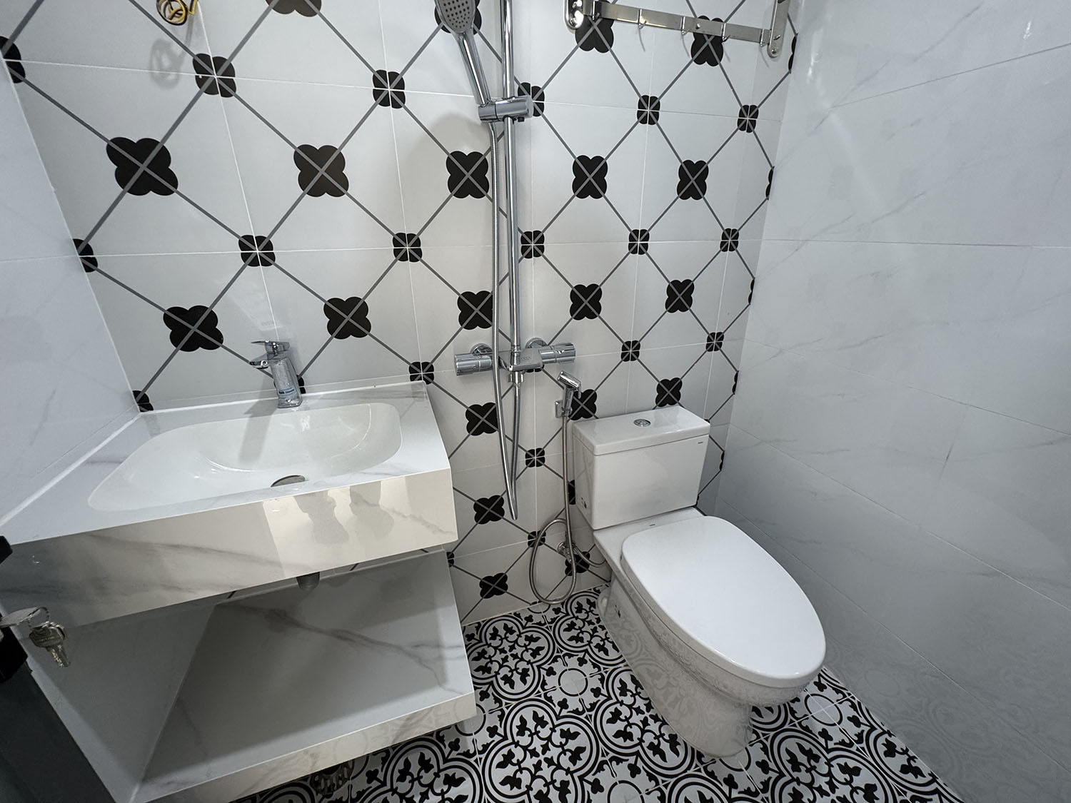 Biệt thự mini 3 lầu, t.kế Tân Cổ Điển, Full n.thất, hẻm ôtô Cầm Bá Thước - Cạnh Phố Ẩm Thực PXLong